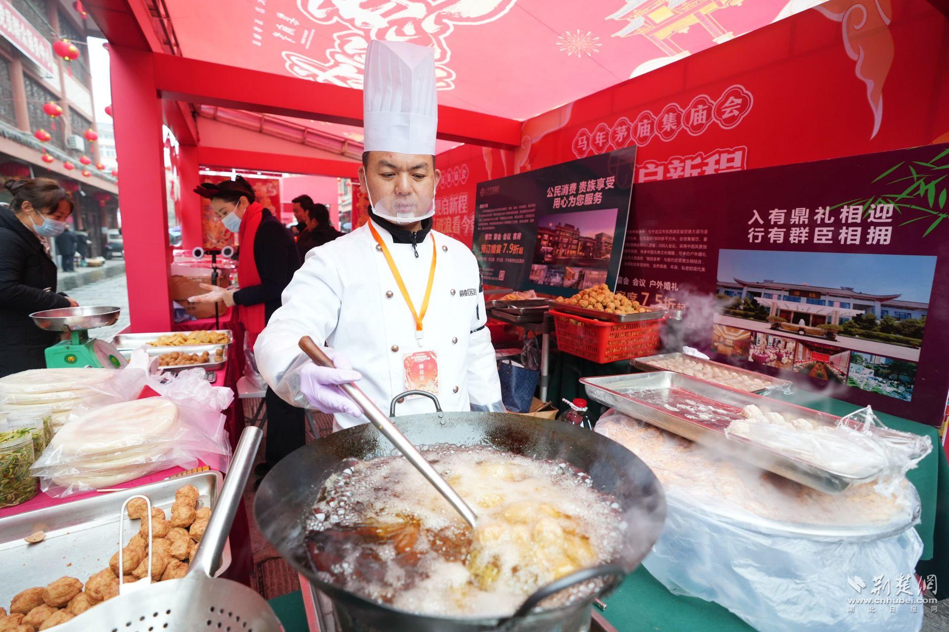 現(xiàn)場(chǎng)臘味、鹵貨、炸圓子吸引市民前來(lái)品嘗購(gòu)買 (1).JPG.JPG